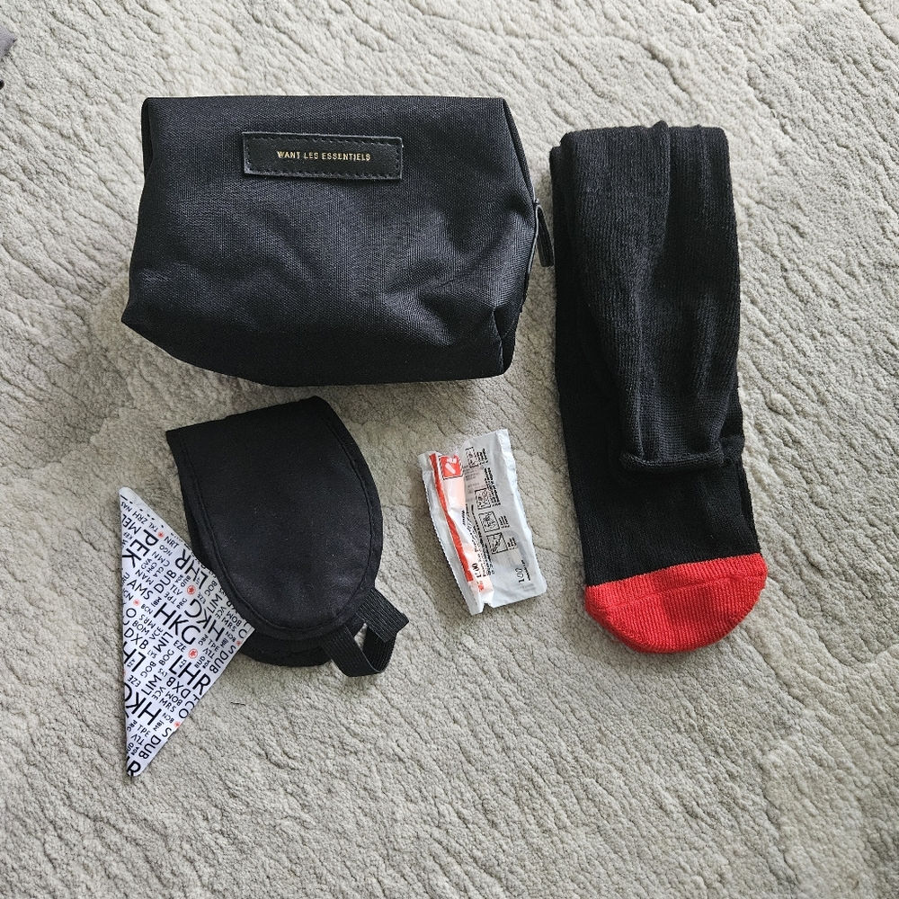 WANT LES ESSENTIELS Chic Black Pouch with Gold Zipper